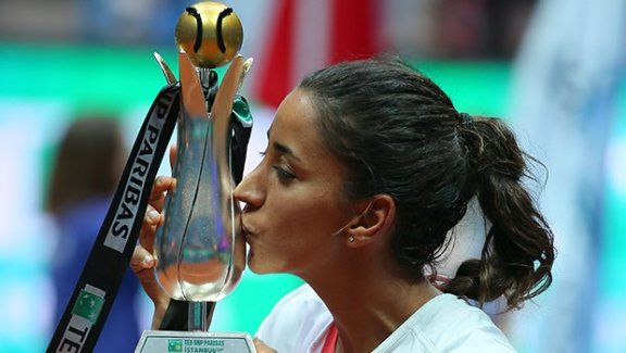 Teniste Kadınların Zaferi; Çağla Büyükakçay, İstanbul Cup Teklerde İlk Türk Şampiyon, İpek Mutlu çiftlerde Şampiyon Oldu