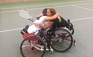 Kadın sporcular; Büşra Ün ve Ebru Bulgurcu, Litvanya'daki tekerlekli sandalye tenis turnuvasında şampiyon oldu
